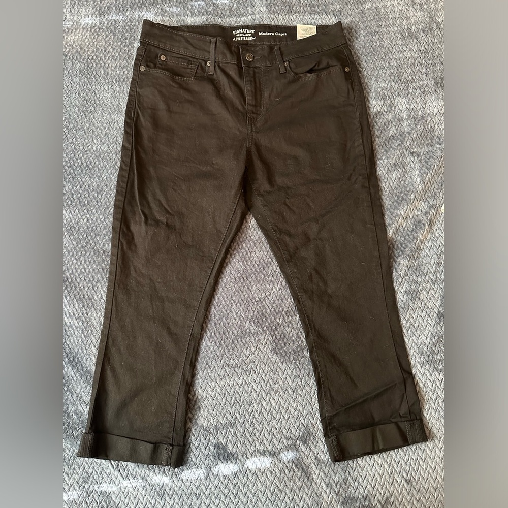 EUC Levi Strauss black Modern Capri 12